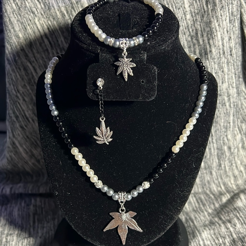 17 INCH NECKLACE WITH CHAIN EXTENDER 7 INCH BRACELET & 1 EARRING.